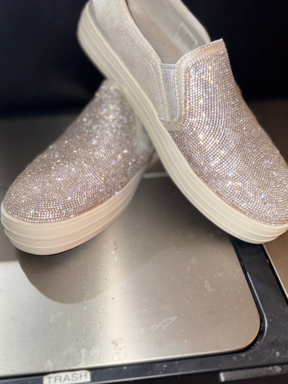 EUC Skechers Women’s 10 Memory Foam Bling Shoes!